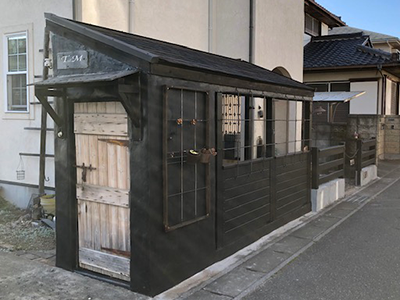 自転車小屋の正面