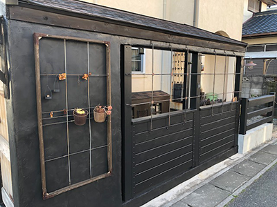 自転車小屋の横