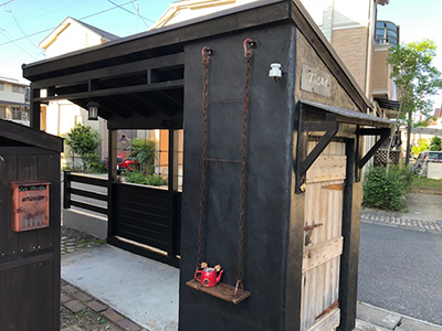 自転車小屋の脇にブランコ